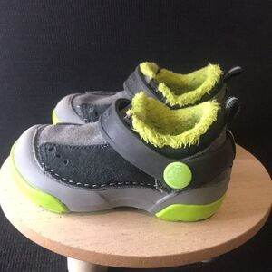 Crocs Size 6 Lined Sneaker Shoe